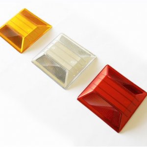 Tachas reflectivas